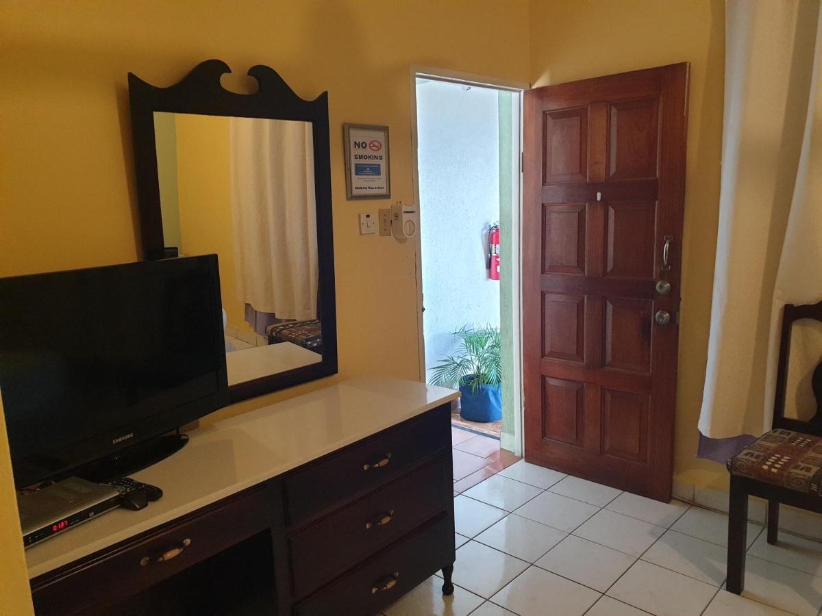 Palm Bay Guest House & Restaurant モンテゴ・ベイ エクステリア 写真
